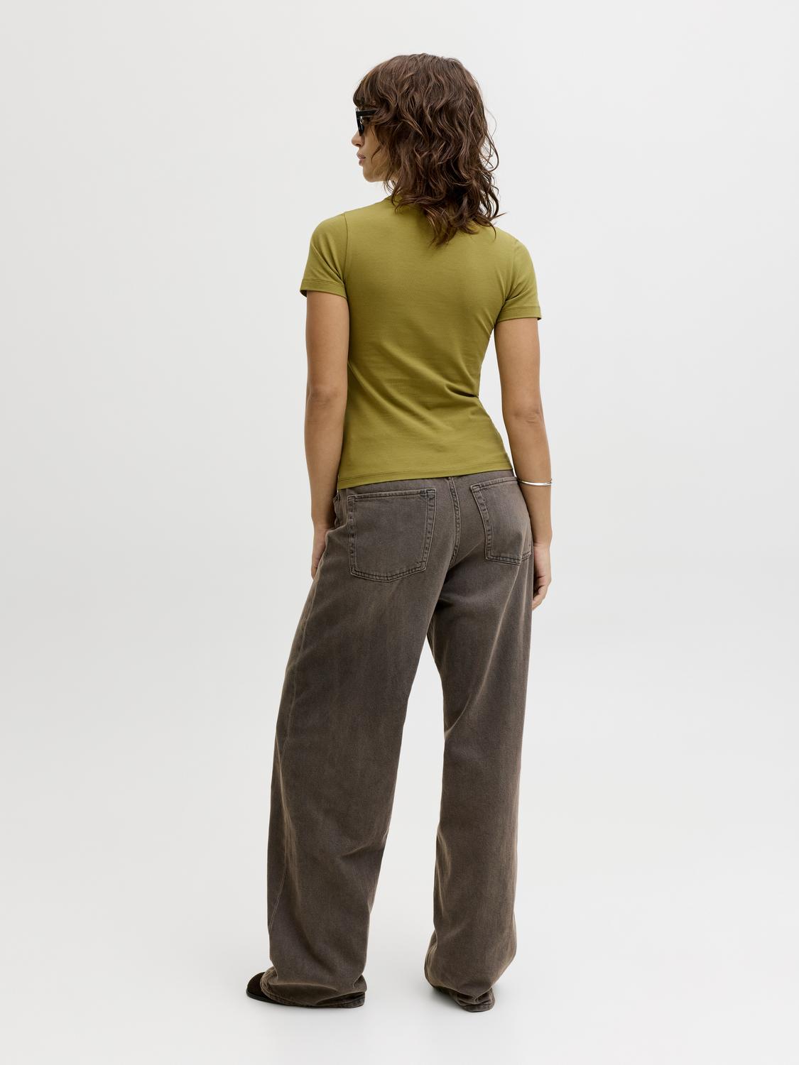 model_shot-back
